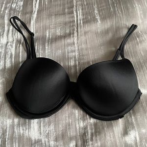Victoria’s Secret 32DD black bra, “Very Sexy Lightly Lined Plunge”